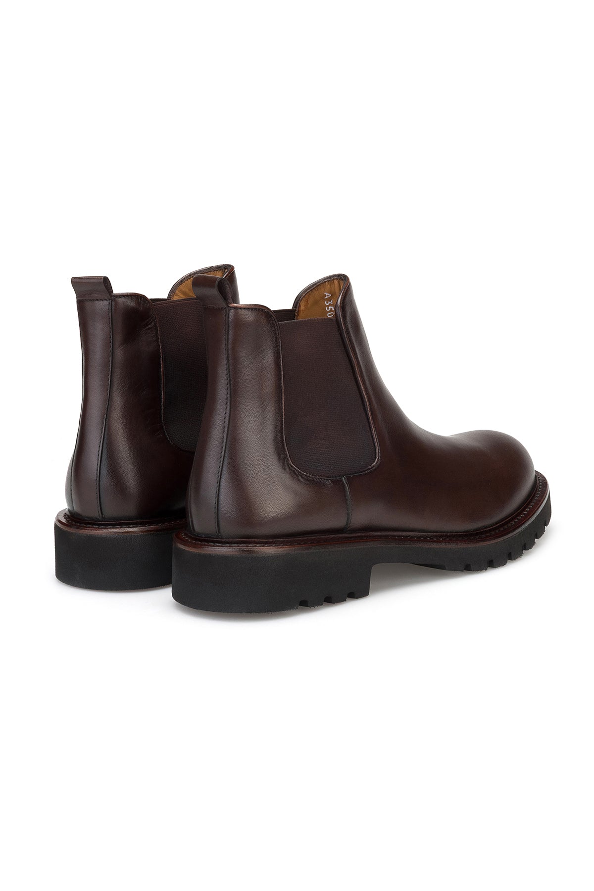 Rückansicht des Lederstiefels, zeigt die runde Schuhspitze und das offene Design