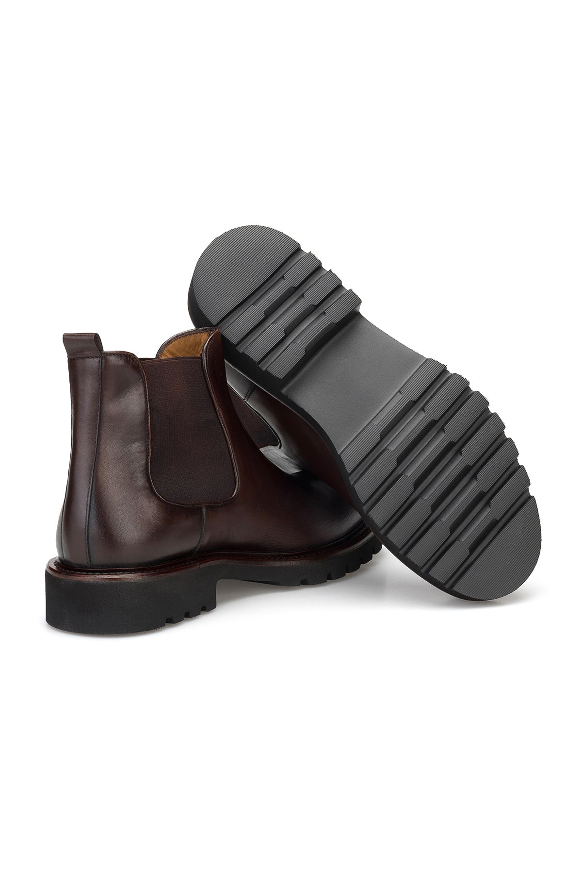 Mann trägt den braunen Lederstiefel, demonstriert den eleganten Look für Alltag und besondere Anlässe
