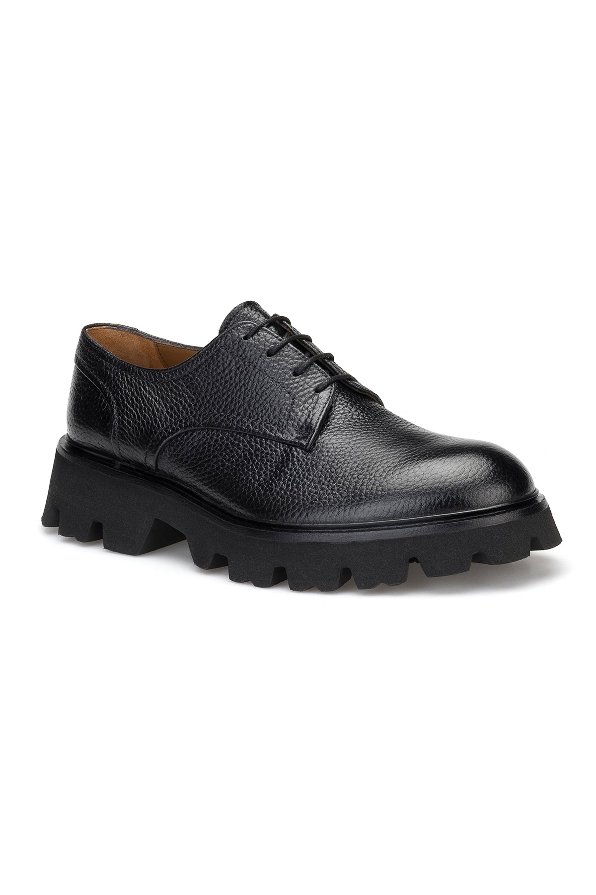 Nahaufnahme der EVA‑Sohle der schwarzen Casual Schuhe