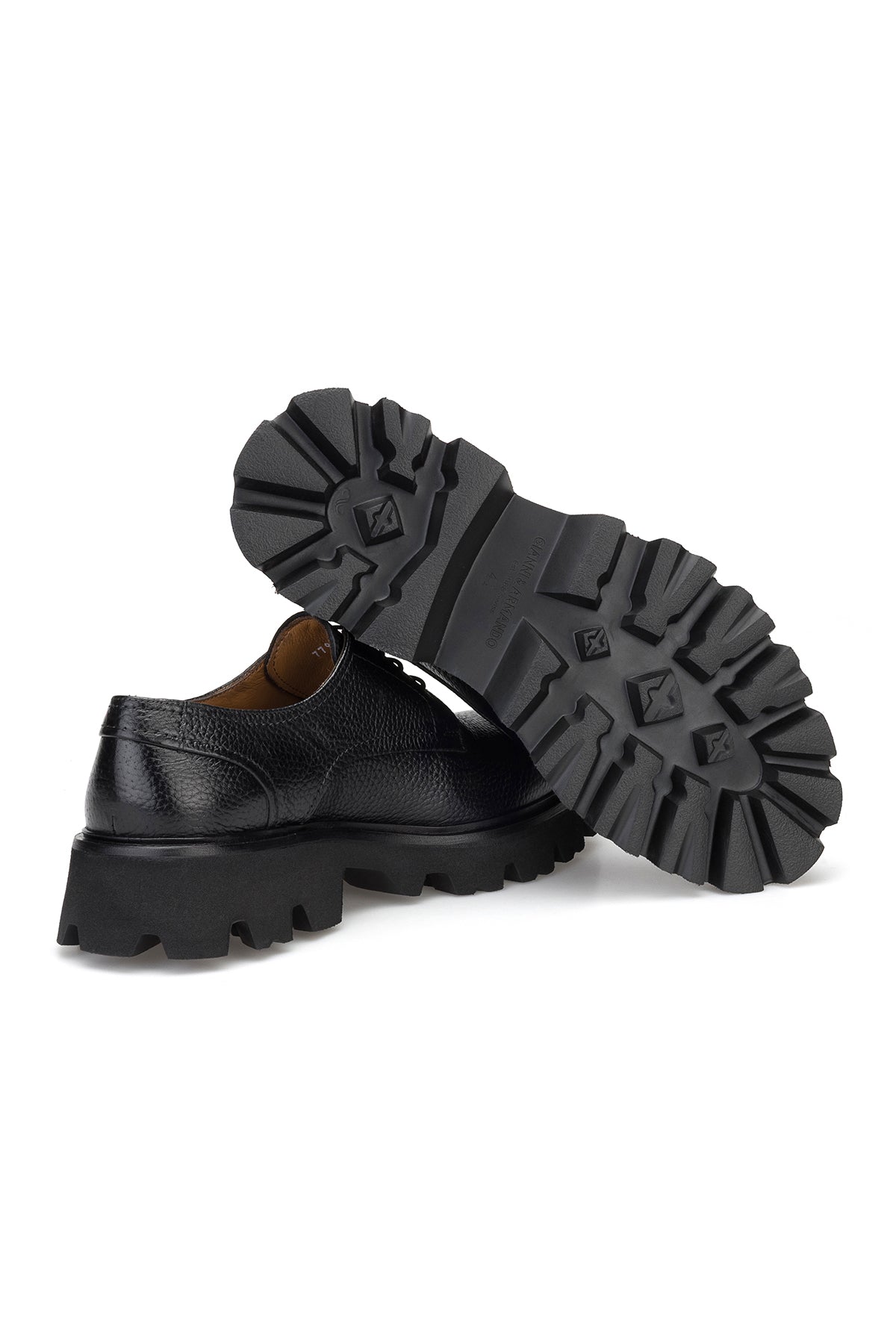 Kernstruktur des Rindsleders bei den schwarzen Casual Schuhen