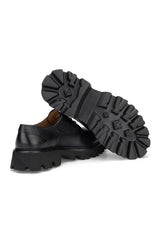 Kernstruktur des Rindsleders bei den schwarzen Casual Schuhen