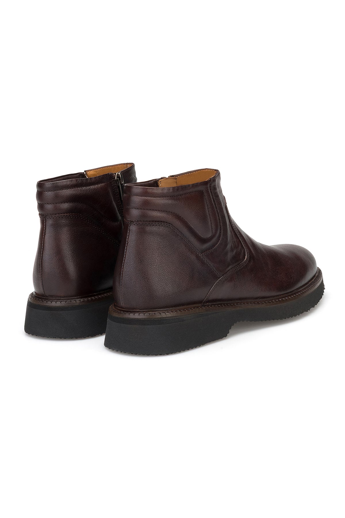 Stiefel auf einem winterlichen Boden, zeigt robuste Bauweise.