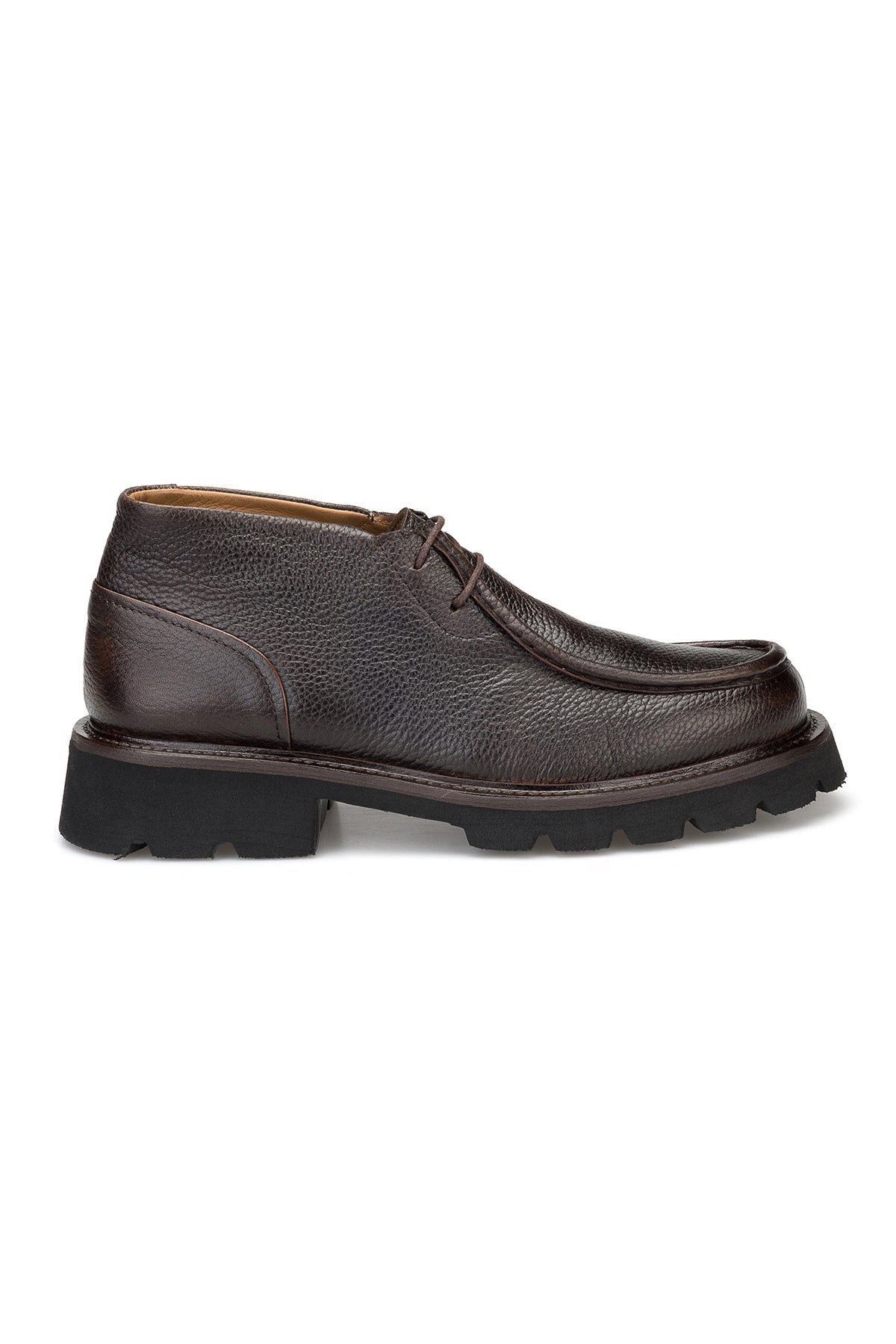 Vorderansicht eines schwarzen Schnürboots aus flotten Leder, mit sichtbarem Schnürverschluss und robustem Decksohle