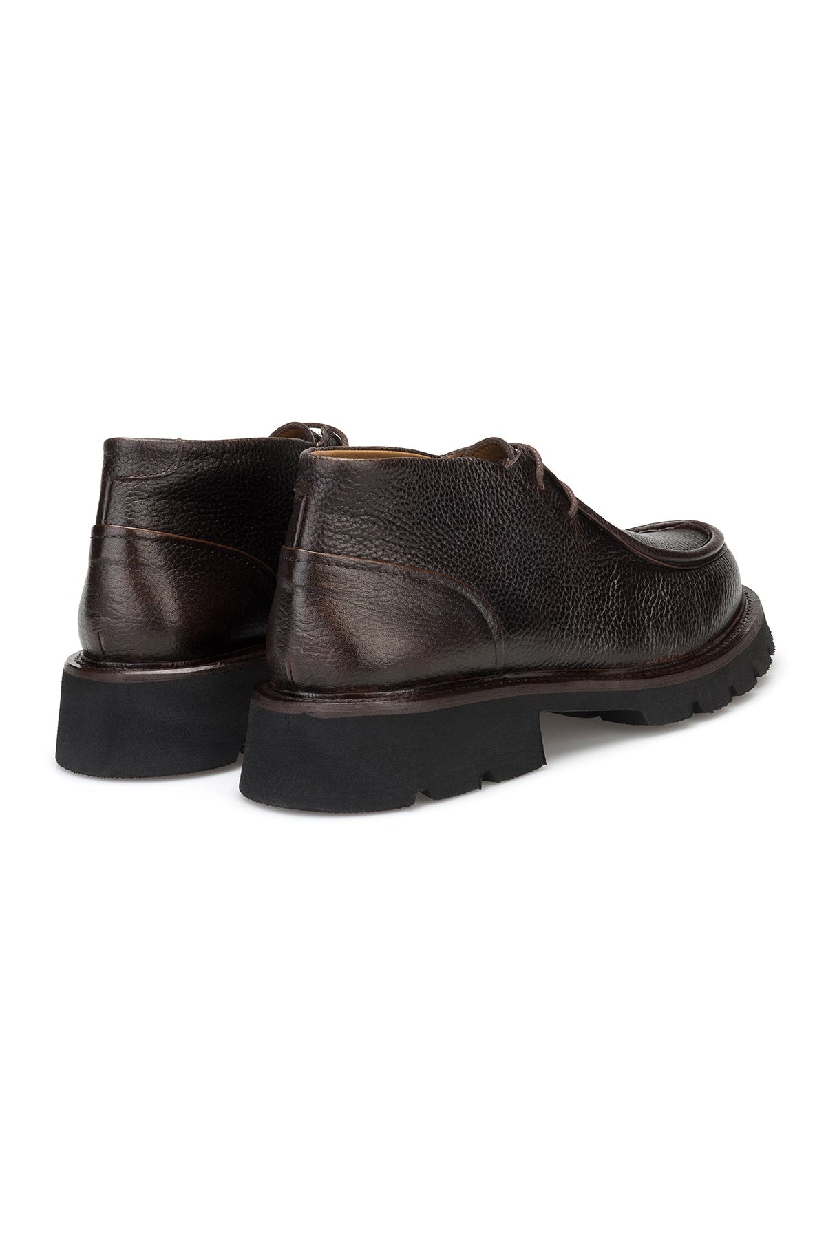 Vorderansicht eines Antikbraun-Schnürboots mit runder Schuhspitze und sichtbarem EVA‑Laufsohle