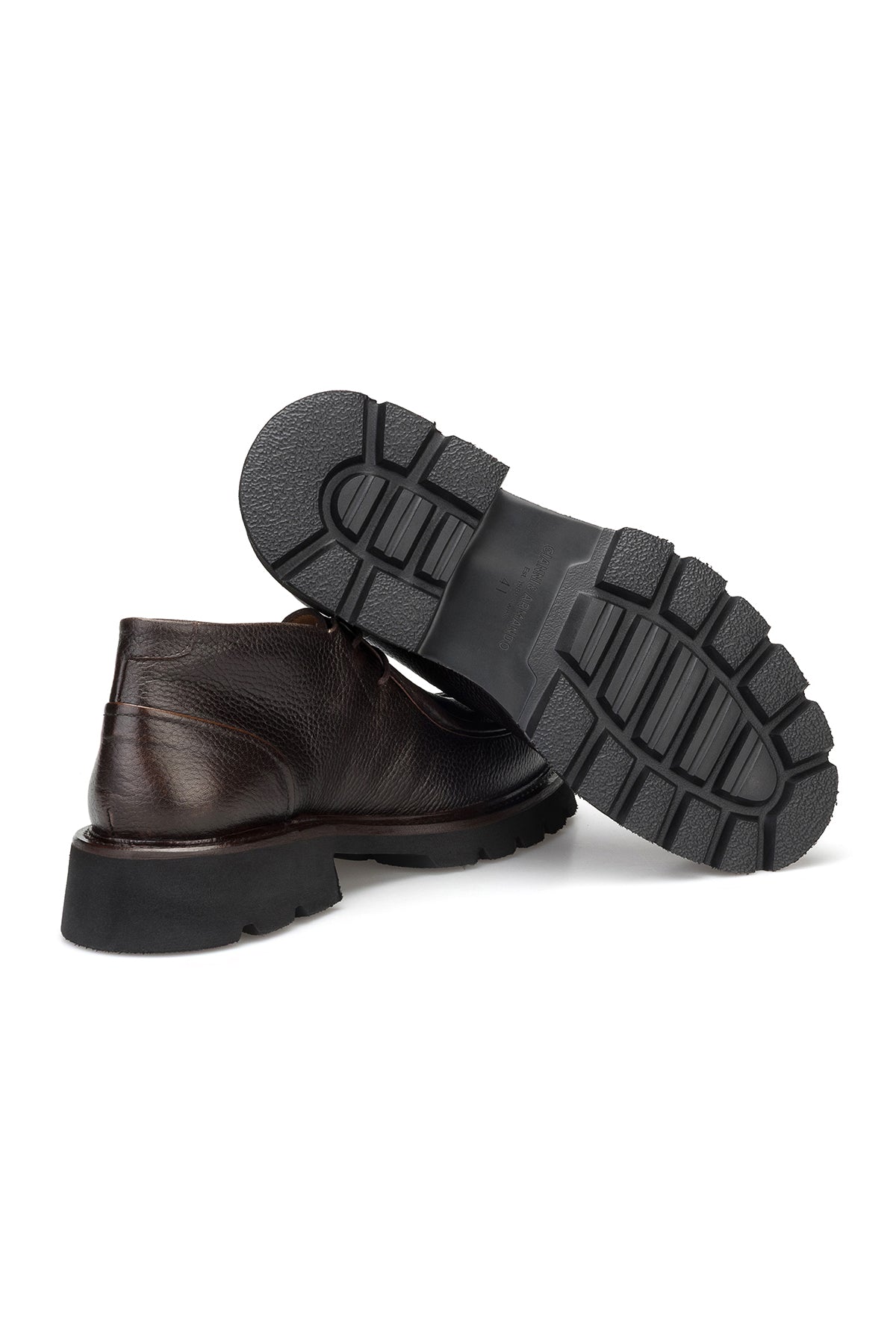 Schuh in Antikbraun, der auf einer neutralen Oberfläche steht, um die klassische Silhouette zu betonen