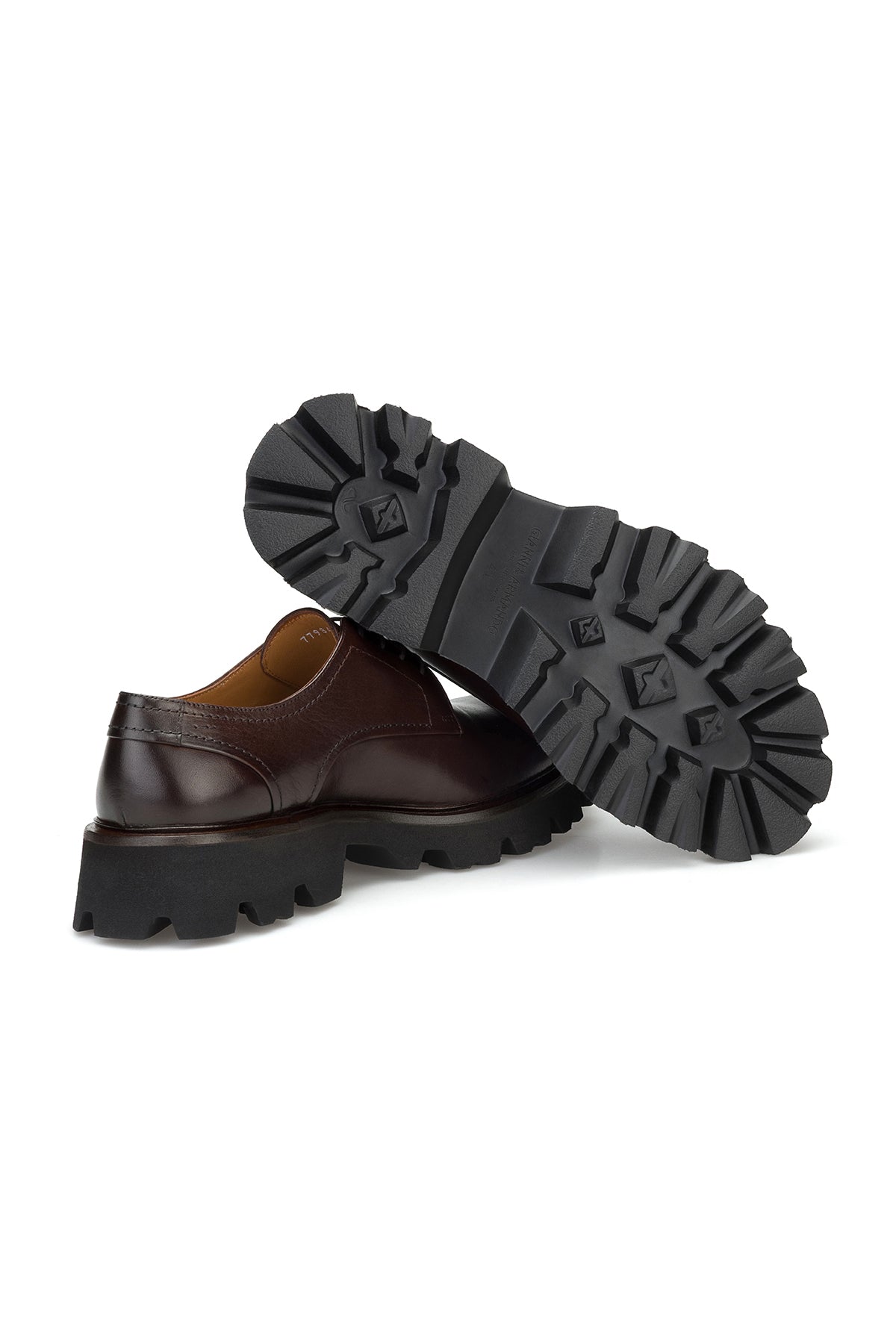 Schuh auf stilvollem Holzboden, betont die hochwertige Verarbeitung.