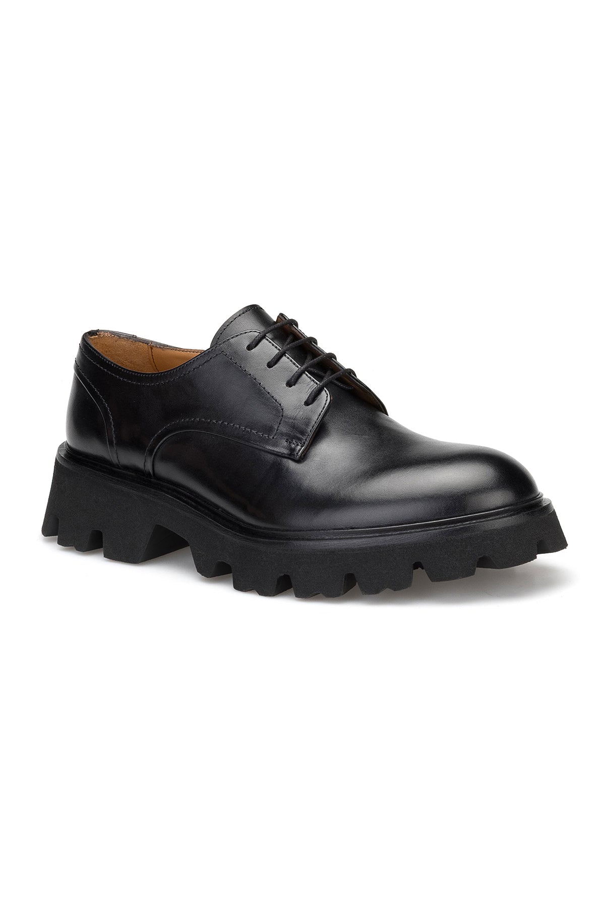 Nahaufnahme der Lederoberfläche der Casual Schuhe in Schwarz