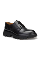 Nahaufnahme der Lederoberfläche der Casual Schuhe in Schwarz