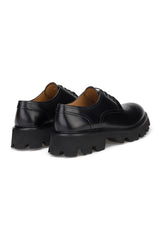 Rückansicht der schwarzen Casual Schuhe mit markanter Absatzhöhe