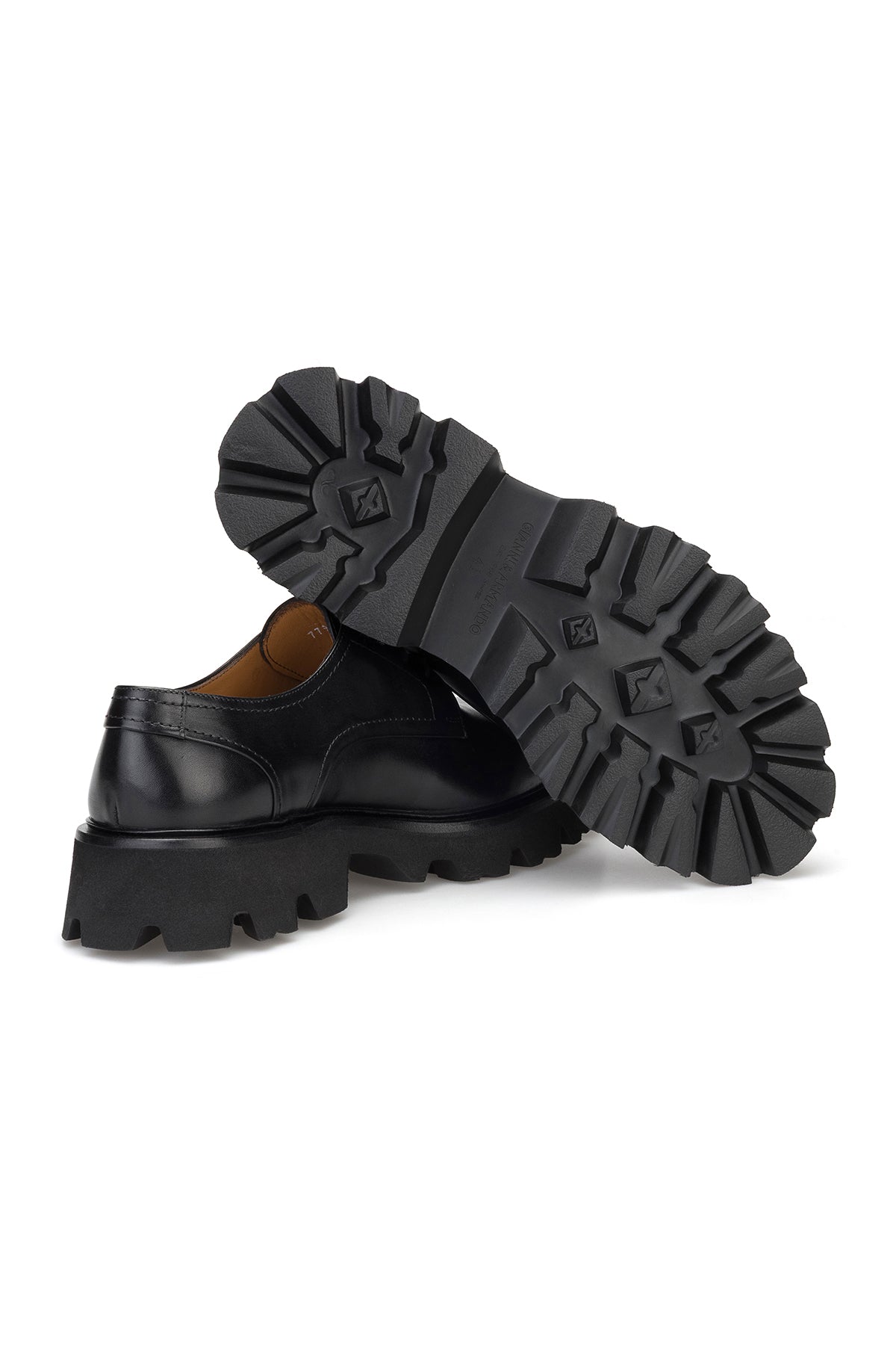Zwei Paare Casual Schuhe nebeneinander, betonen die Handarbeit