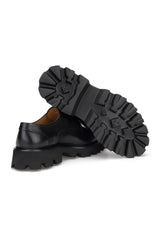 Zwei Paare Casual Schuhe nebeneinander, betonen die Handarbeit