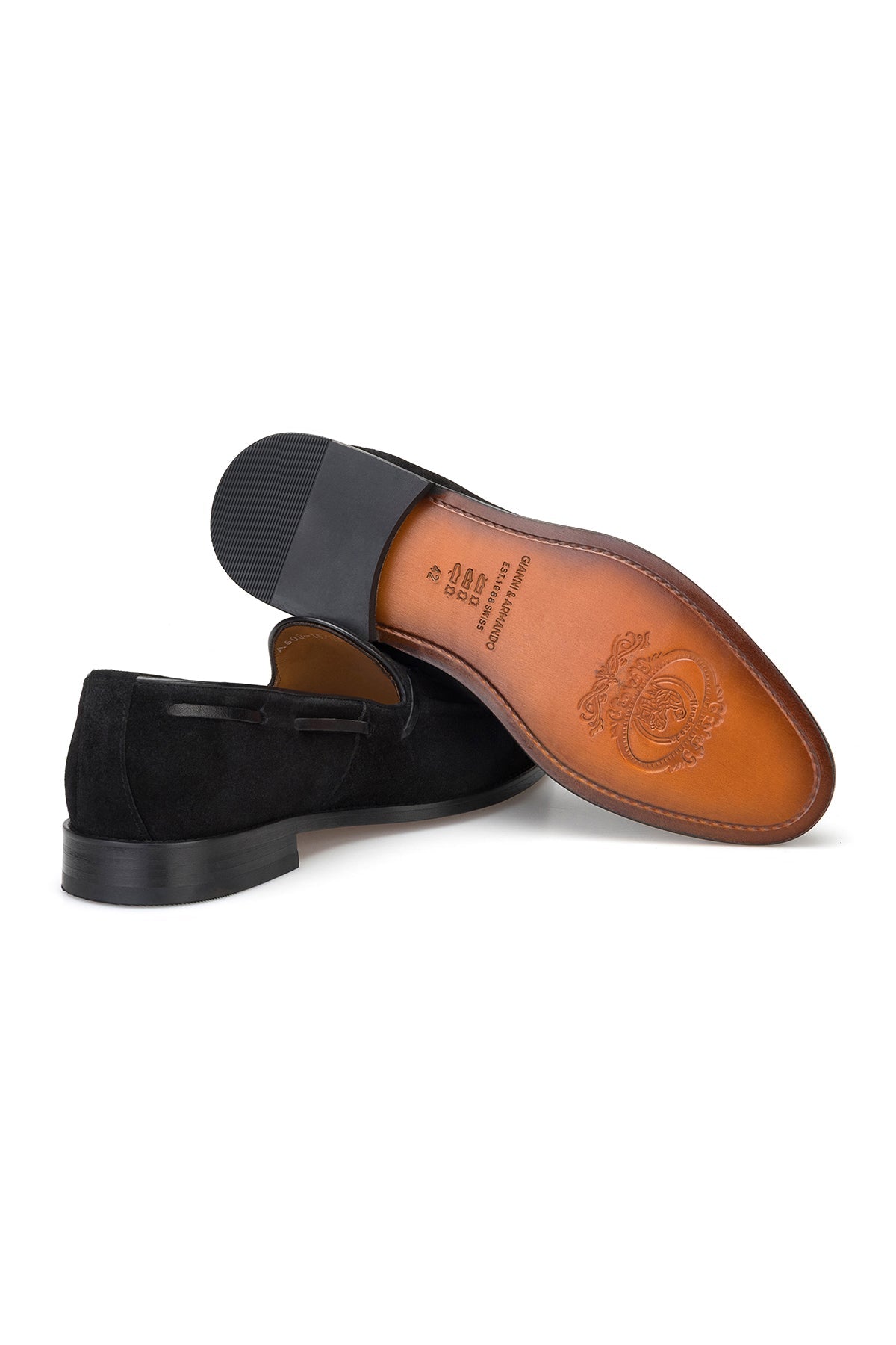 Mocassin noir sur surface en bois – présentation élégante