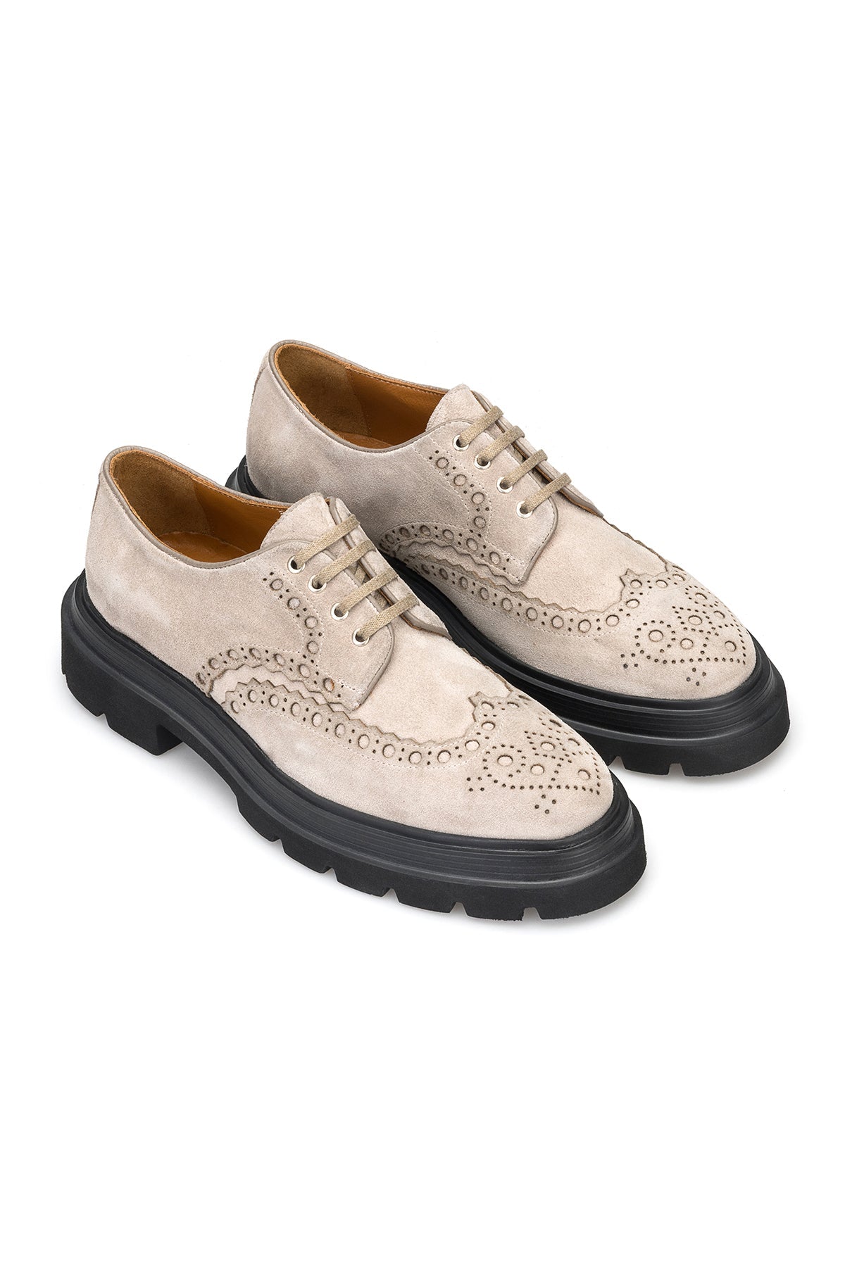 Vorderansicht der Wildleder-Lederschuhe in Beige, Detail des geschnürten Verschlusses.