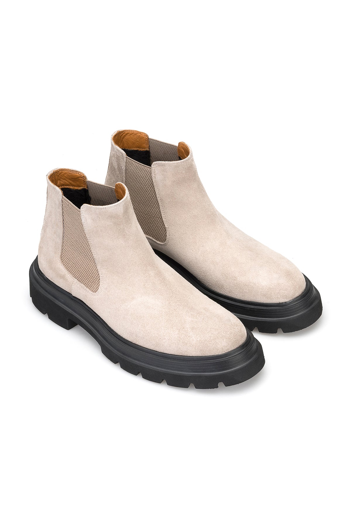Vorderansicht des Wildleder-Lederstiefels in Beige mit 4,5 cm Absatz