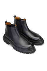 Flotter Lederstiefel in Schwarz aus der Vorderansicht – elegante Silhouette und feine Lederdetails.