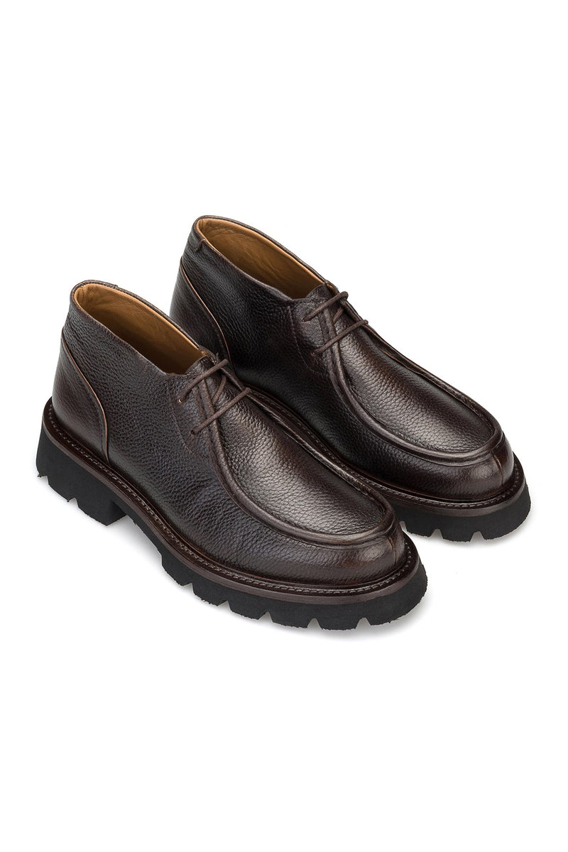 Detailansicht eines flotten Leder-Schnürboots in Antikbraun, mit sichtbarer EVA‑Sohle und feinem Nähte