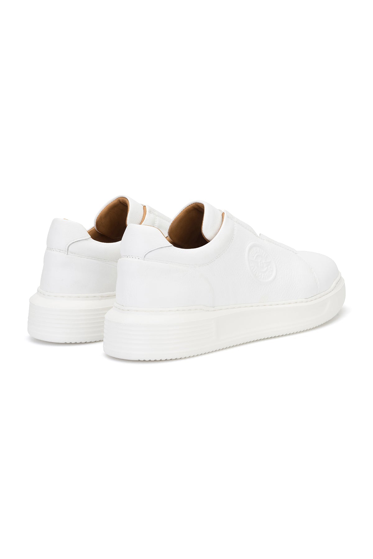 Le modèle porte le sneaker designer blanc dans une rue urbaine – style décontracté et confort réunis