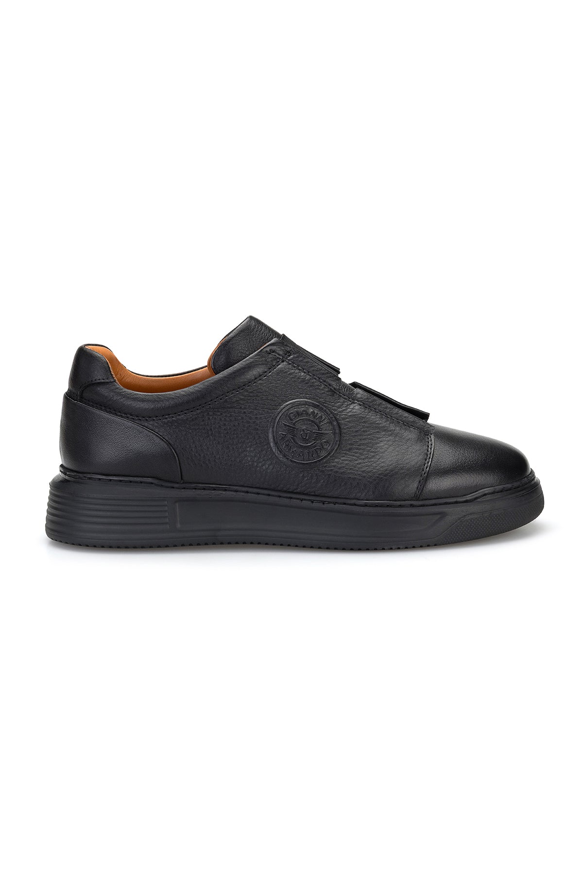 Vue plongée de la sneaker – lignes épurées et couleur noire classique.