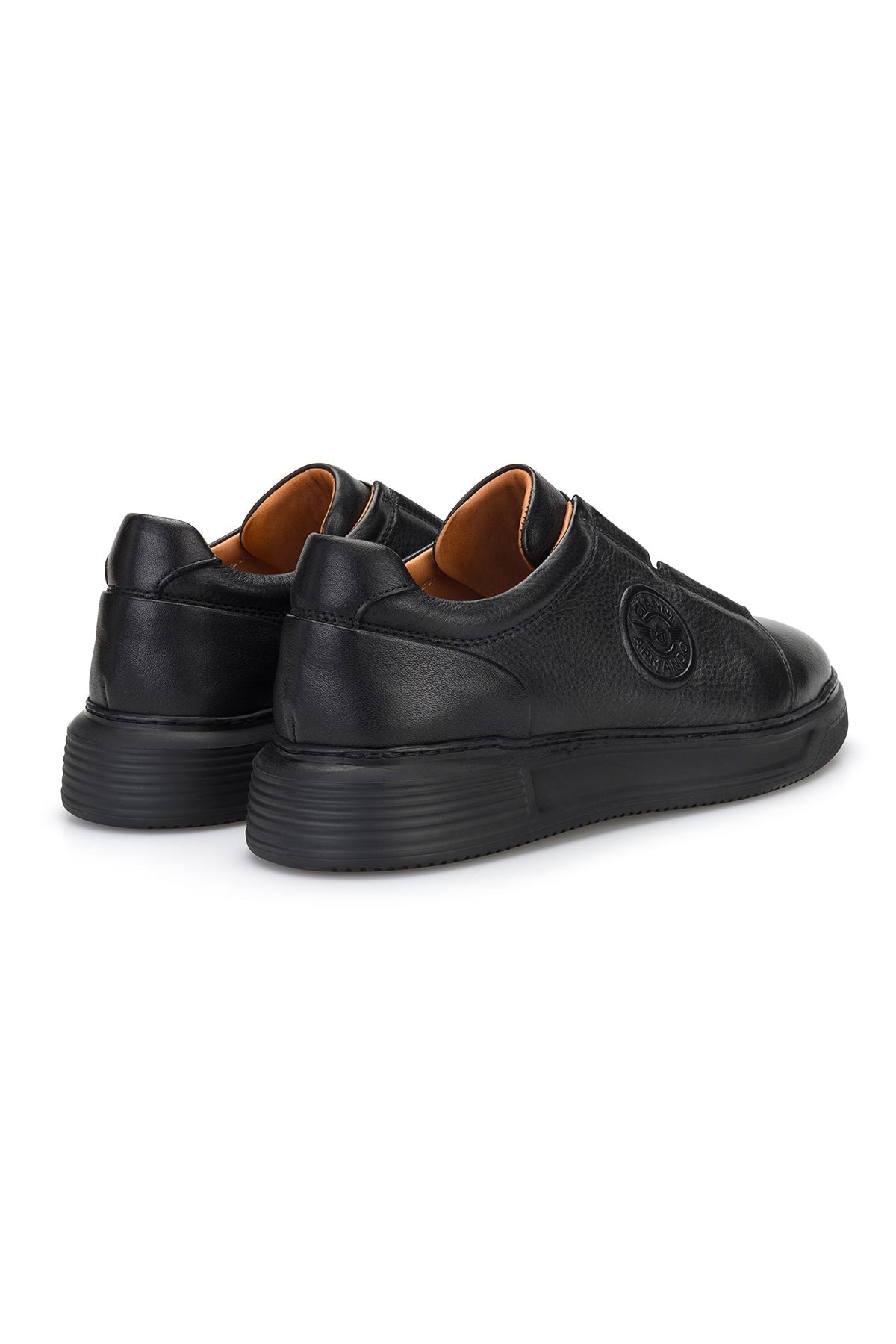 Vue arrière de la sneaker – arrière élégant avec finition en cuir raffinée.