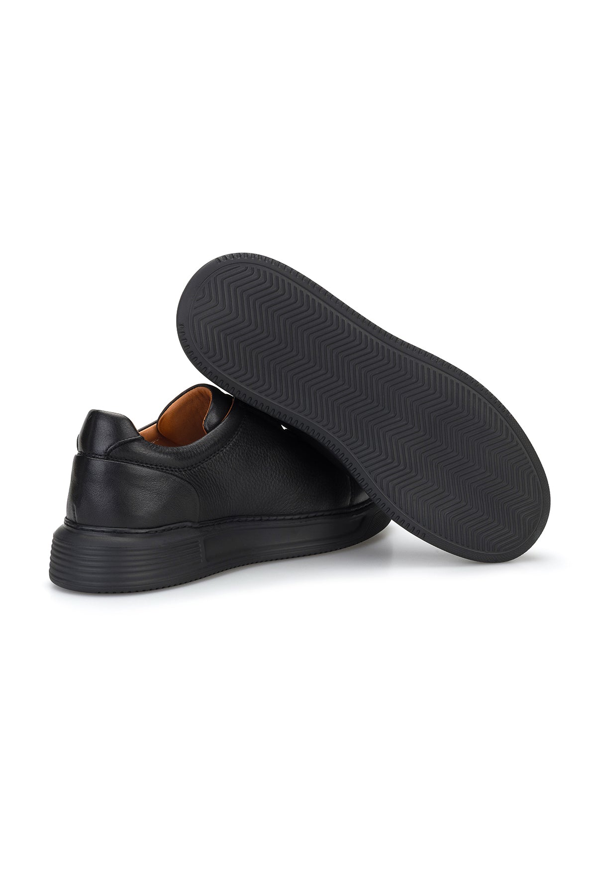 Un homme porte la sneaker noire en milieu urbain – look stylé pour le quotidien et les occasions.