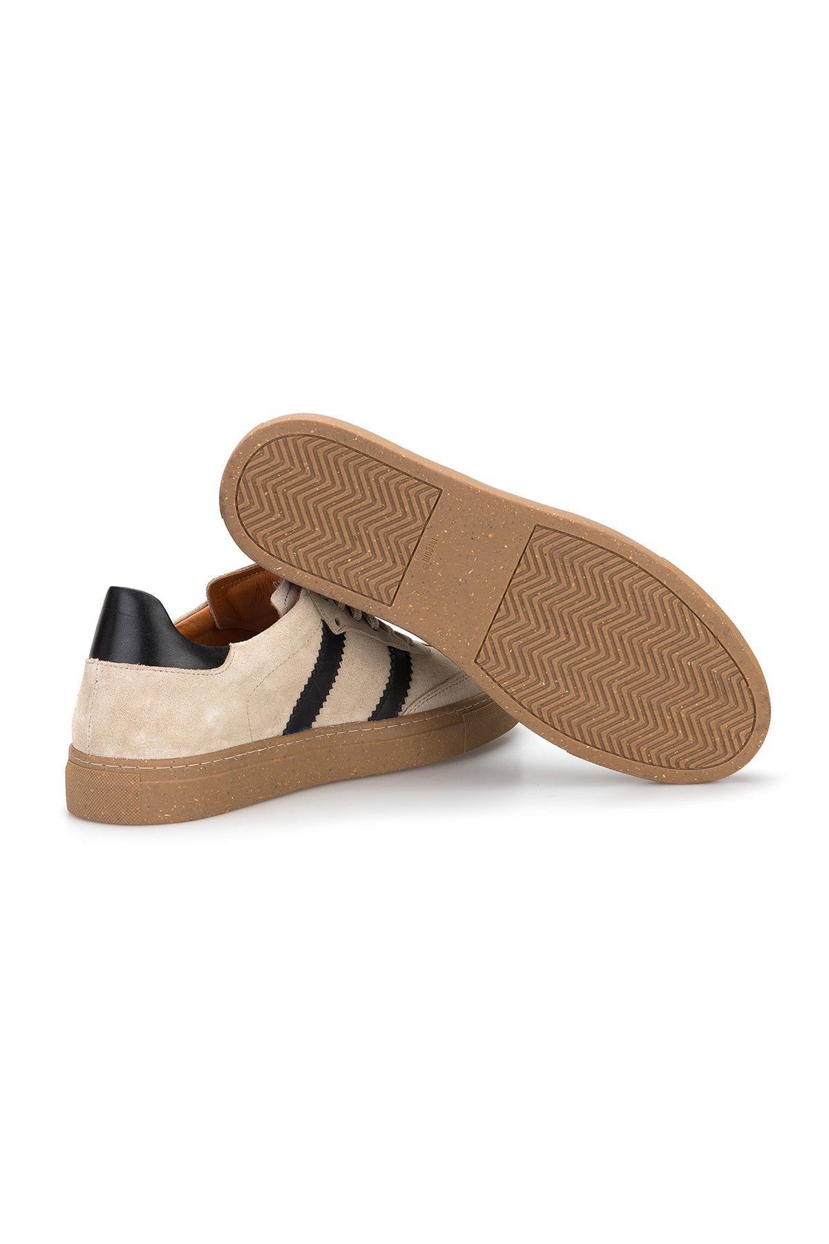 Sohle des Sneakers aus Kautschuk‑Rubber, zeigt die rutschfeste Beschichtung