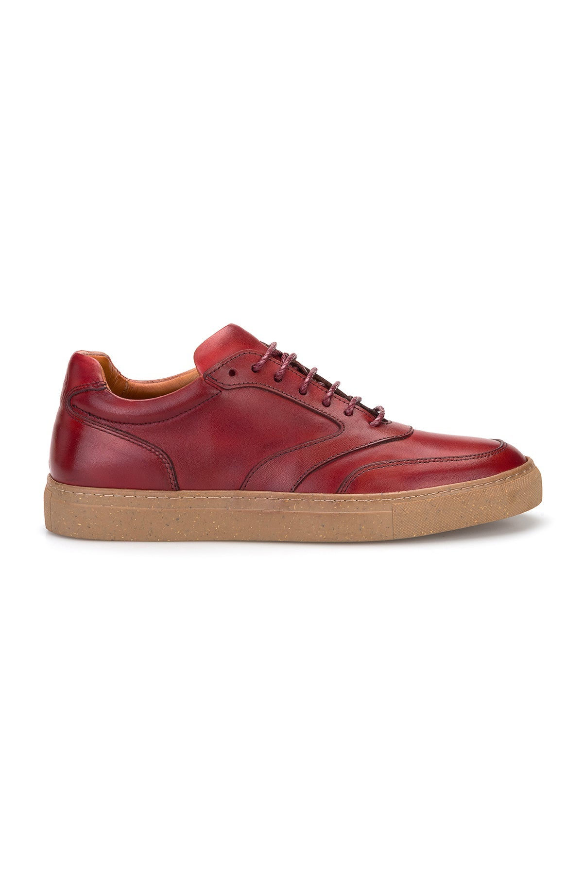Modisches Herrenpaar trägt rote Soft-Leder-Sneaker in urbanem Setting