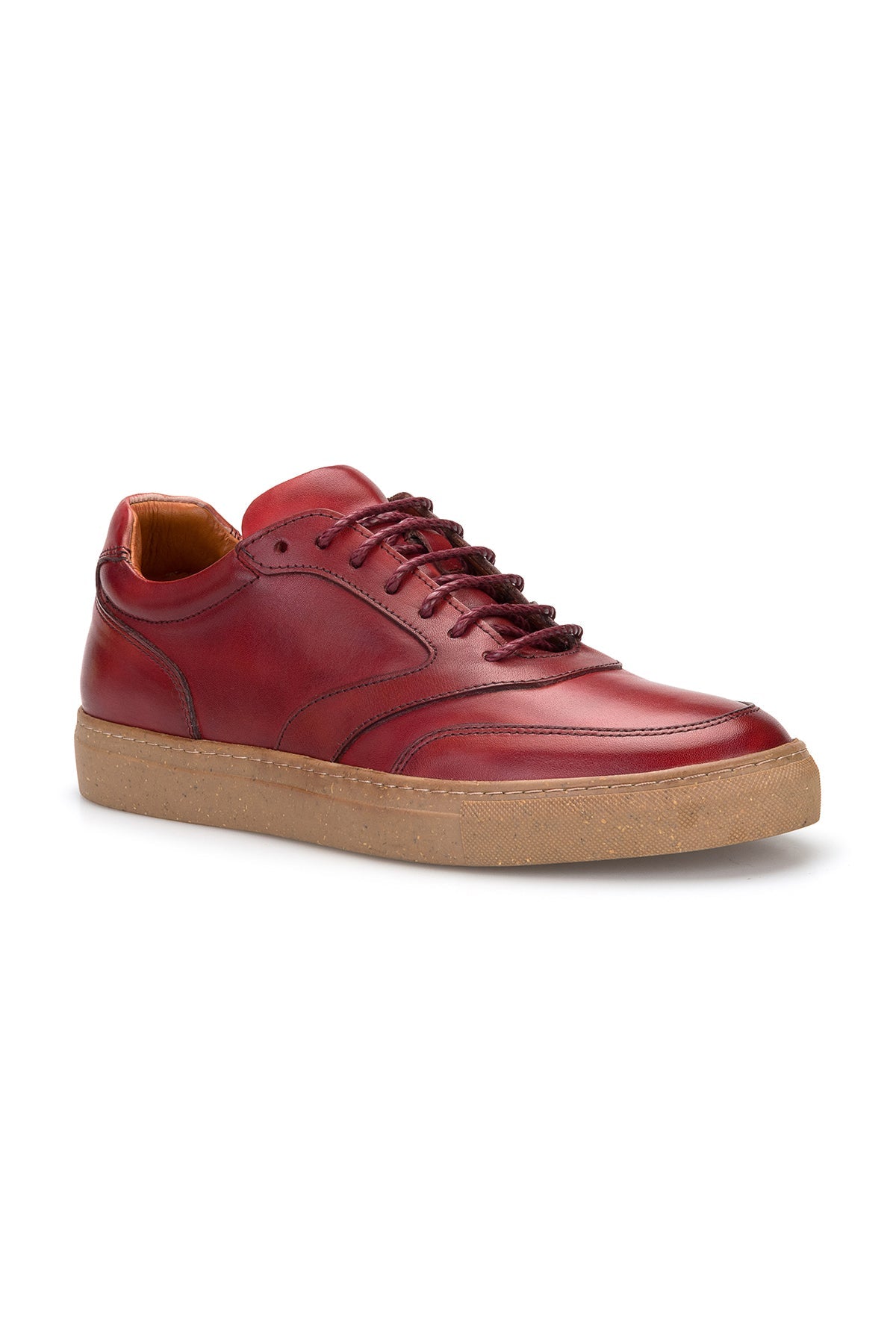 Nahaufnahme der Kauchuk-Rubber-Laufsohle des roten Soft-Leder-Sneakers