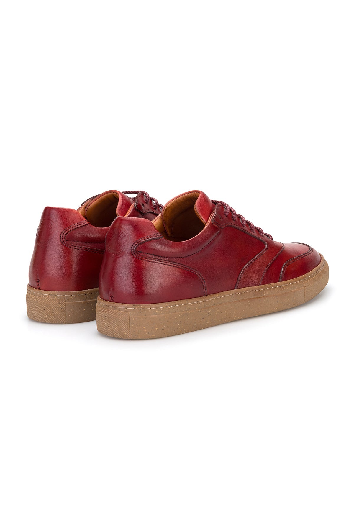 Seitlicher Blick auf die Rundspitze des roten Soft-Leder-Sneakers