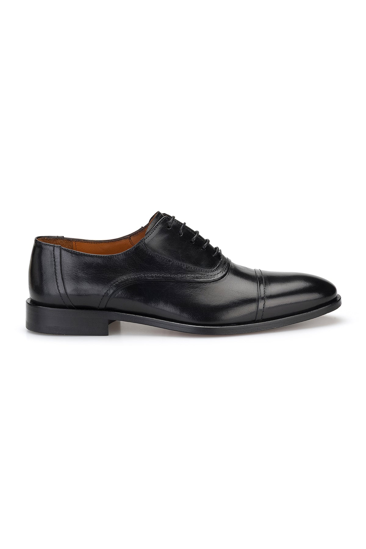 Detailaufnahme des weichen Leders der schwarzen Business-Schuhe
