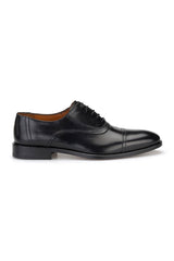 Detailaufnahme des weichen Leders der schwarzen Business-Schuhe
