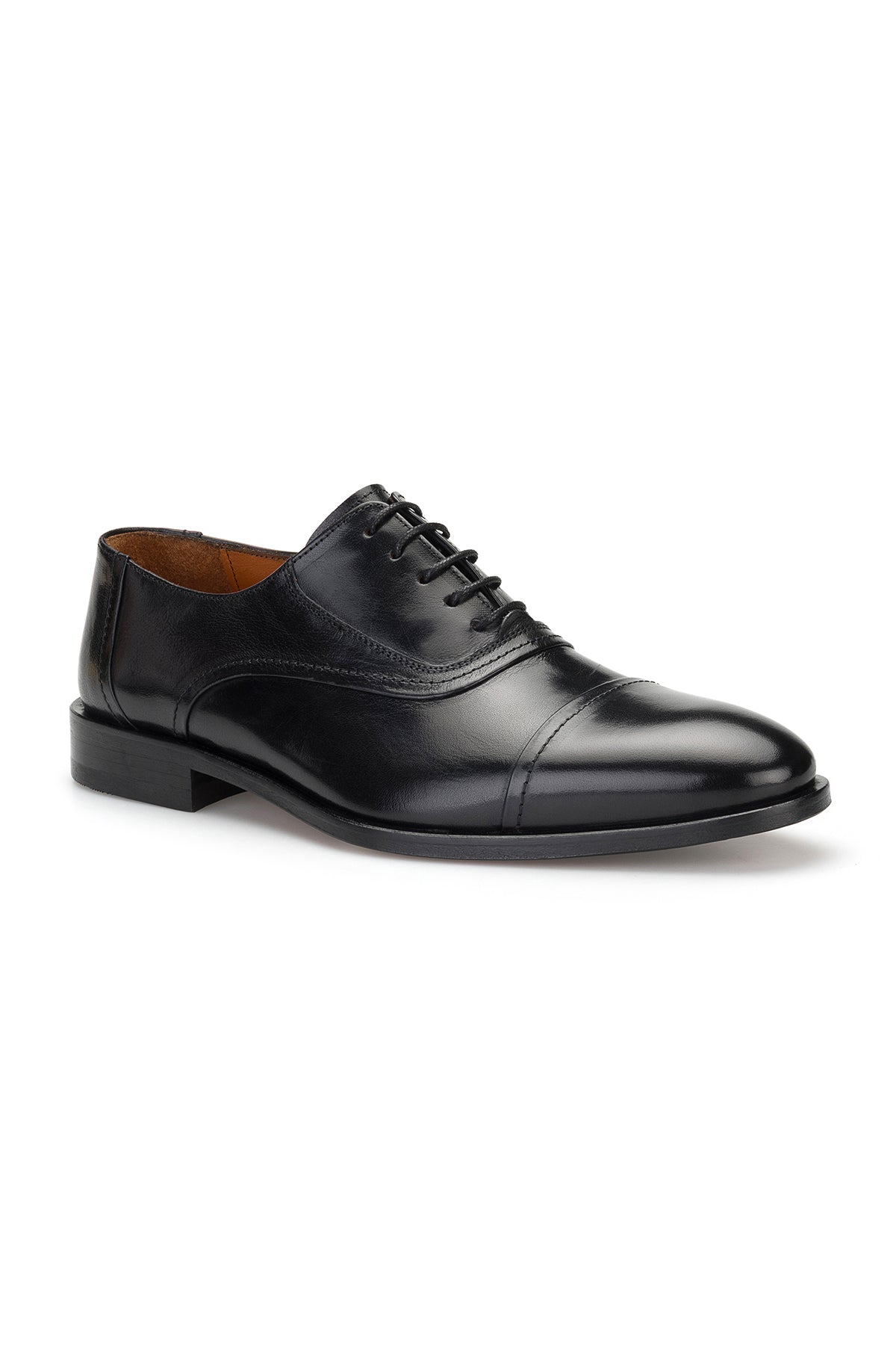 Schwarze Business-Schuhe auf einem eleganten Tisch – stilvolle Präsentation