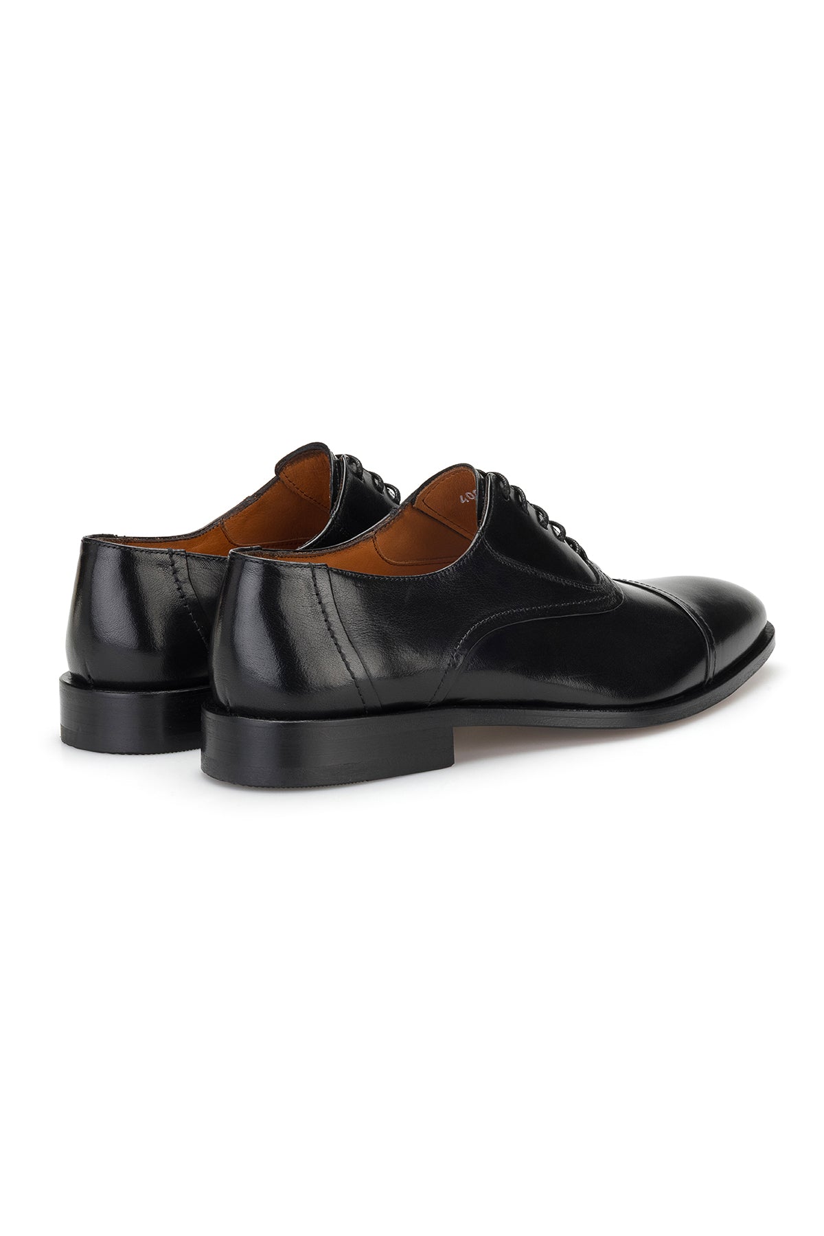 Nahaufnahme der Leder- und Gummisohle der schwarzen Business-Schuhe