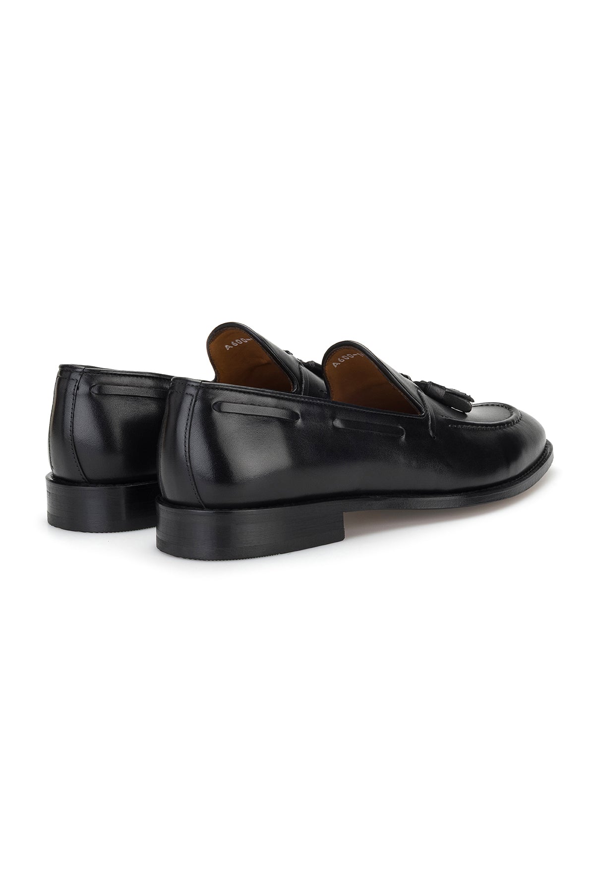 Détails des fines coutures du mocassin noir