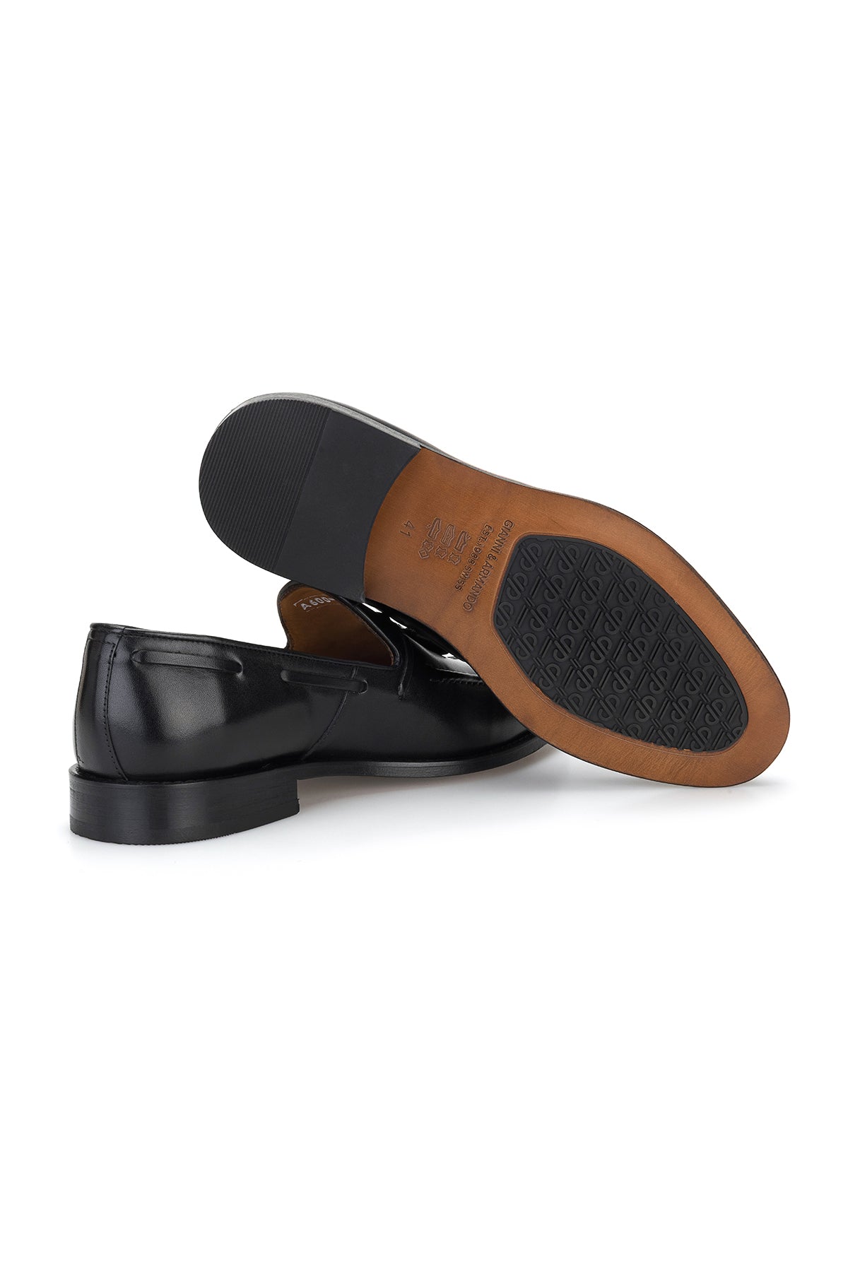 Mocassin homme noir sur un parquet élégant