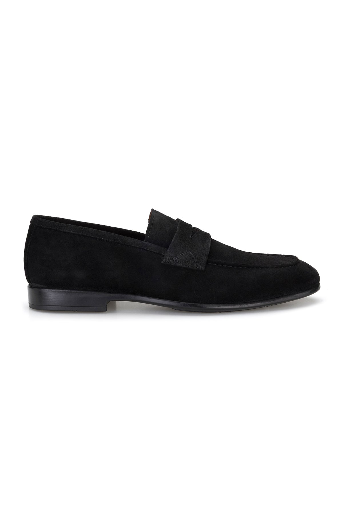 Modeller trägt schwarze Wildleder-Loafer bei sommerlicher Veranstaltung