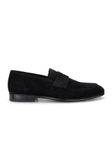 Modeller trägt schwarze Wildleder-Loafer bei sommerlicher Veranstaltung