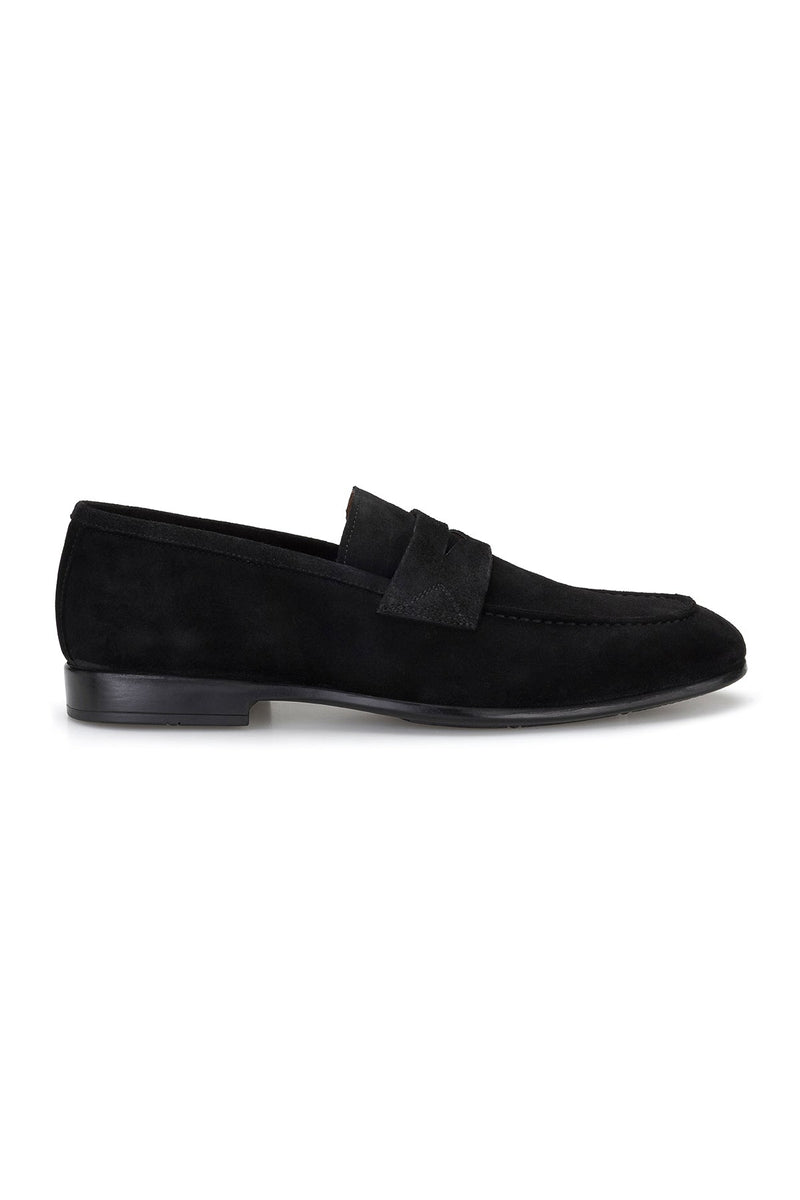Modeller trägt schwarze Wildleder-Loafer bei sommerlicher Veranstaltung