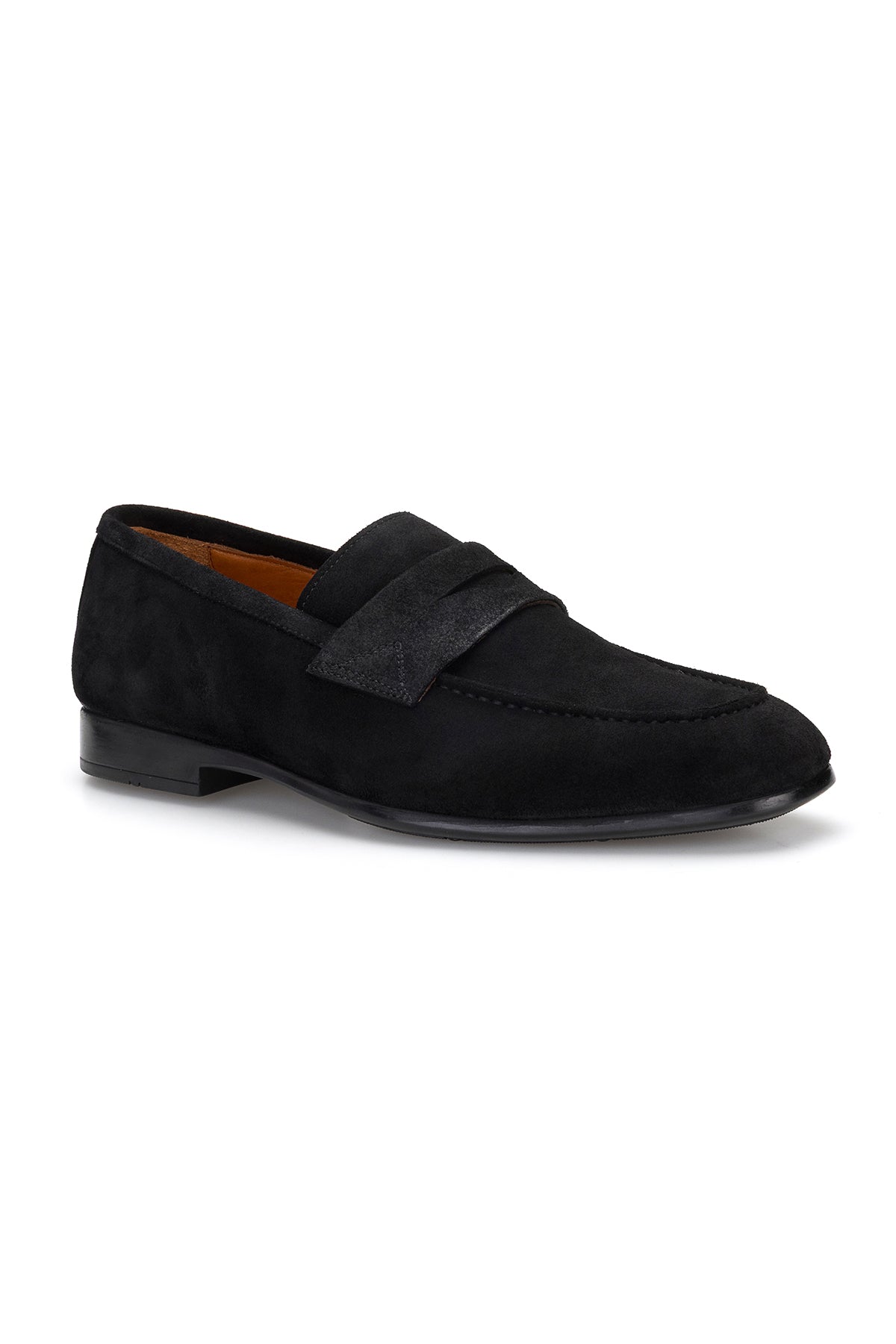 Nahaufnahme des Innenmaterials aus echtem Leder im schwarzen Loafer