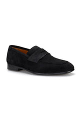 Nahaufnahme des Innenmaterials aus echtem Leder im schwarzen Loafer