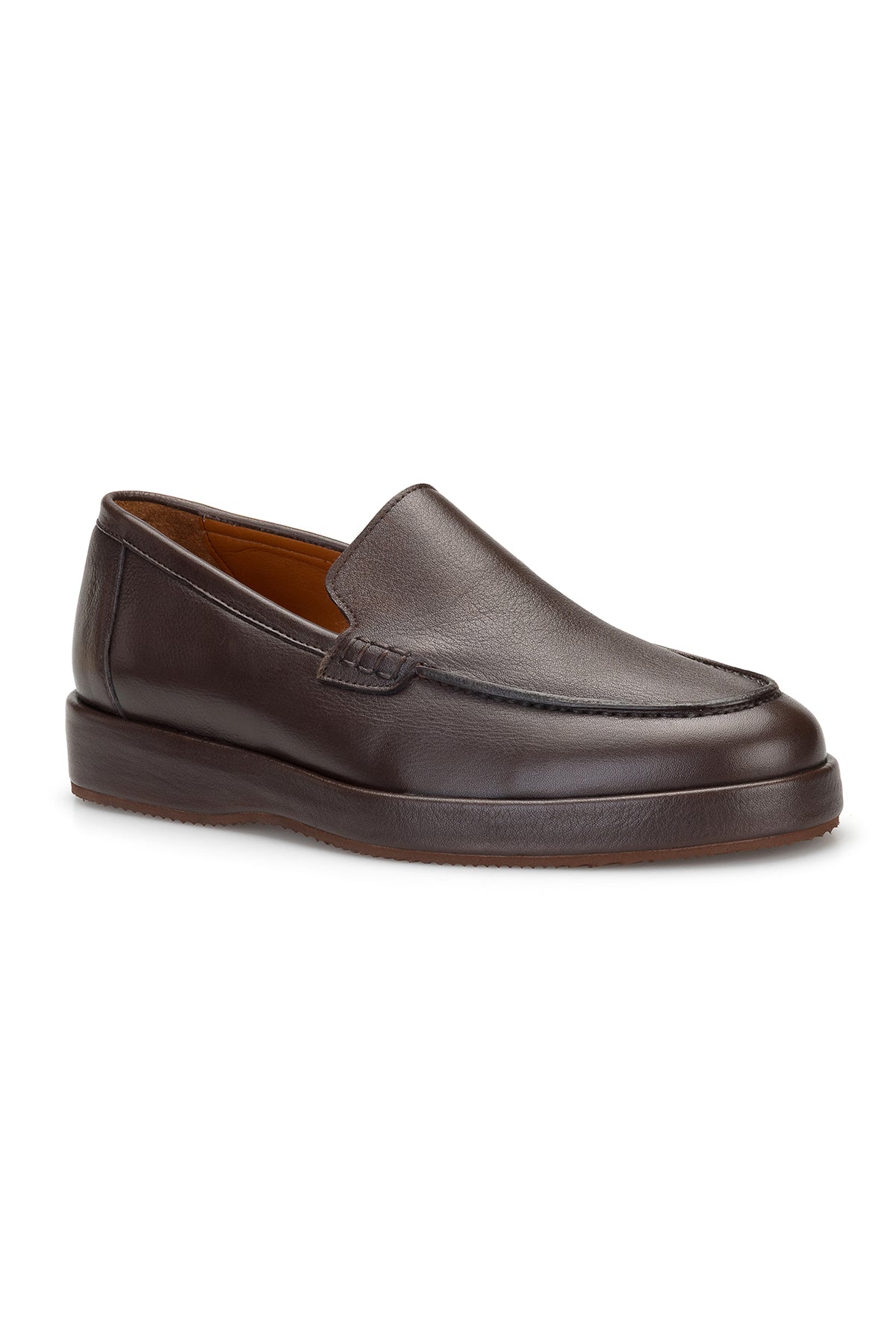 Schuh im Einsatz: Business-Schuh auf einem modernen Schreibtisch, ideal für das Büro.
