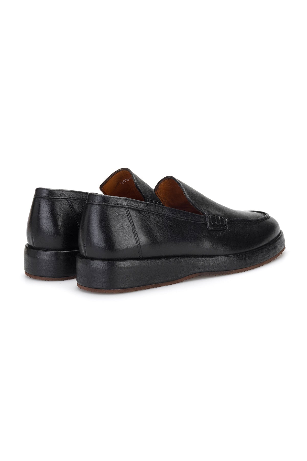 Schuh im Auftritt auf neutralem Hintergrund, um die klassische Form und die 3 cm Absatzhöhe zu betonen