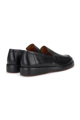 Schuh im Auftritt auf neutralem Hintergrund, um die klassische Form und die 3 cm Absatzhöhe zu betonen