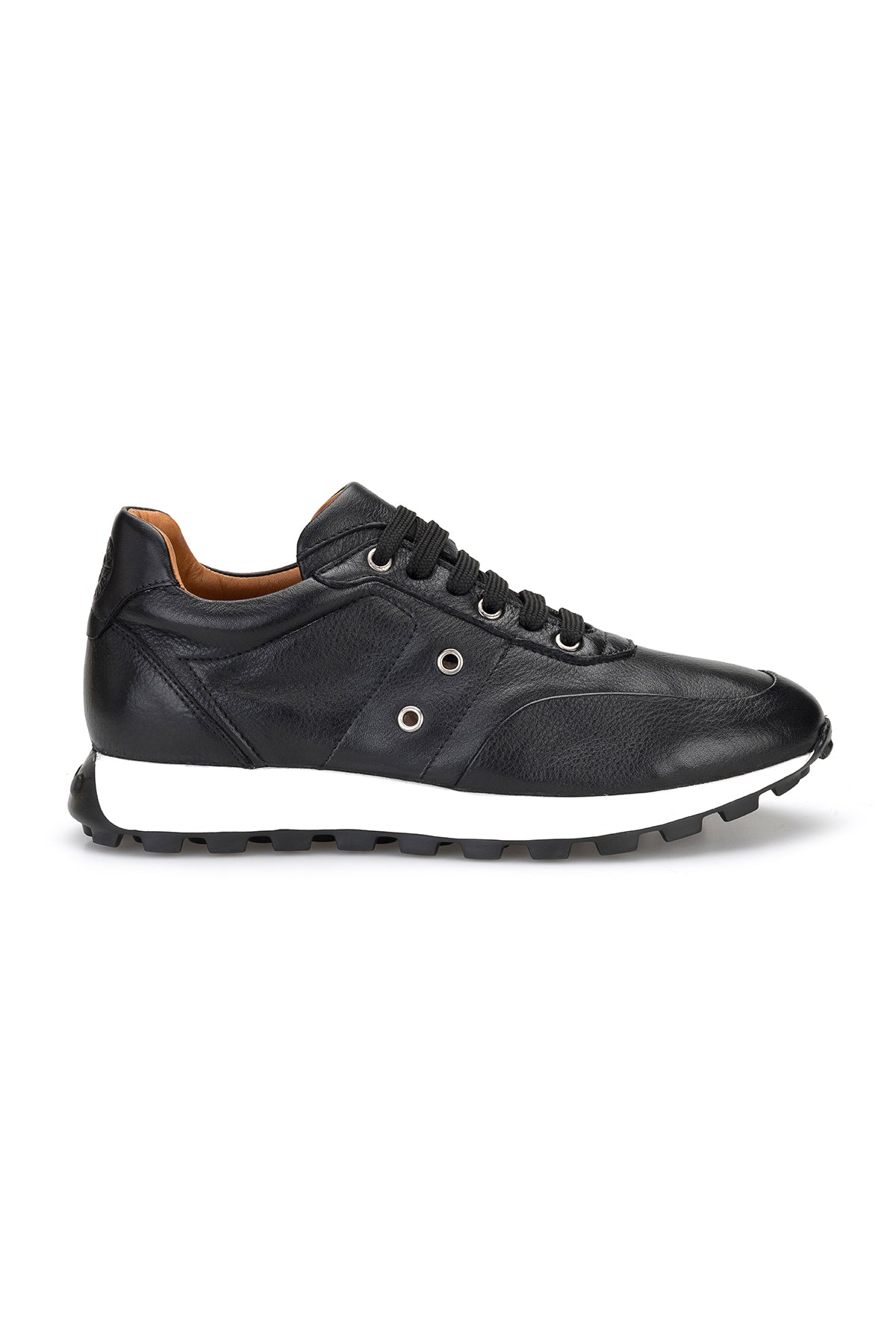 Sneaker in Schwarz, detaillierte Ansicht des Geschnürten Verschlusses und der Rundspitze.
