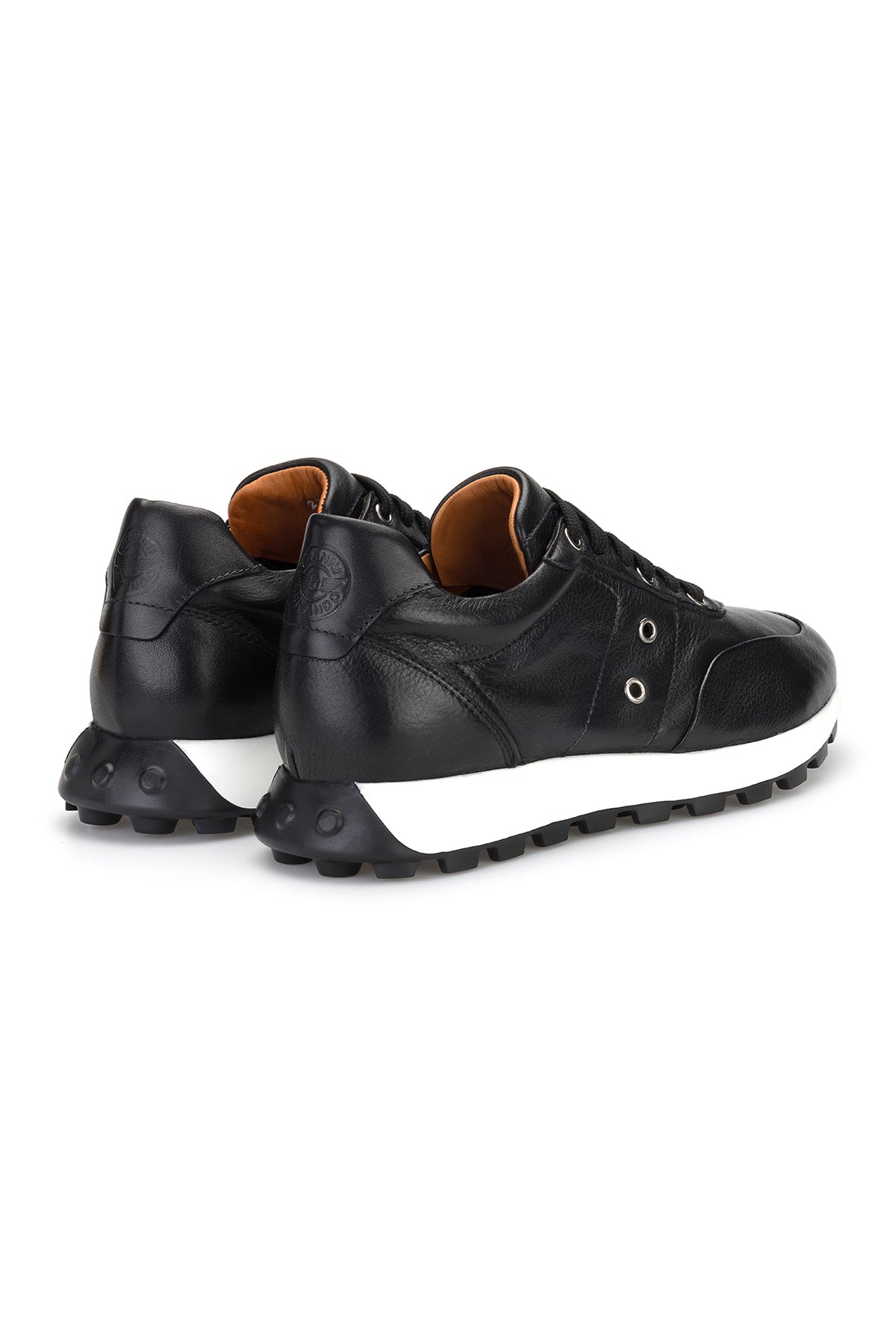 Sneaker aus weichem Leder, Vorderansicht mit sichtbarer Rundspitze und elegantem Schnürsystem.