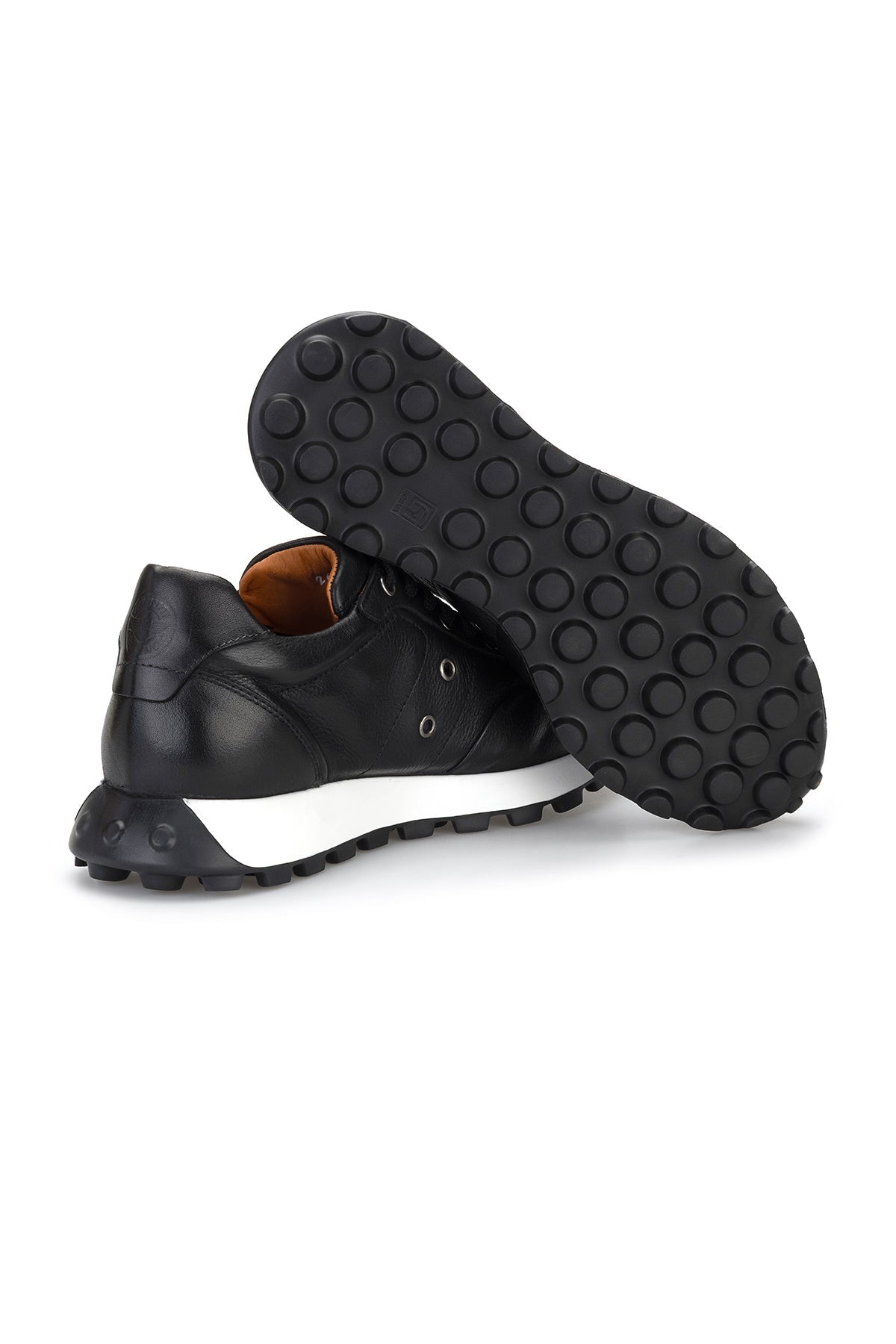 Sneaker in Schwarz, Detailansicht der weichen Lederoberfläche und der EVA-Laufsohle.