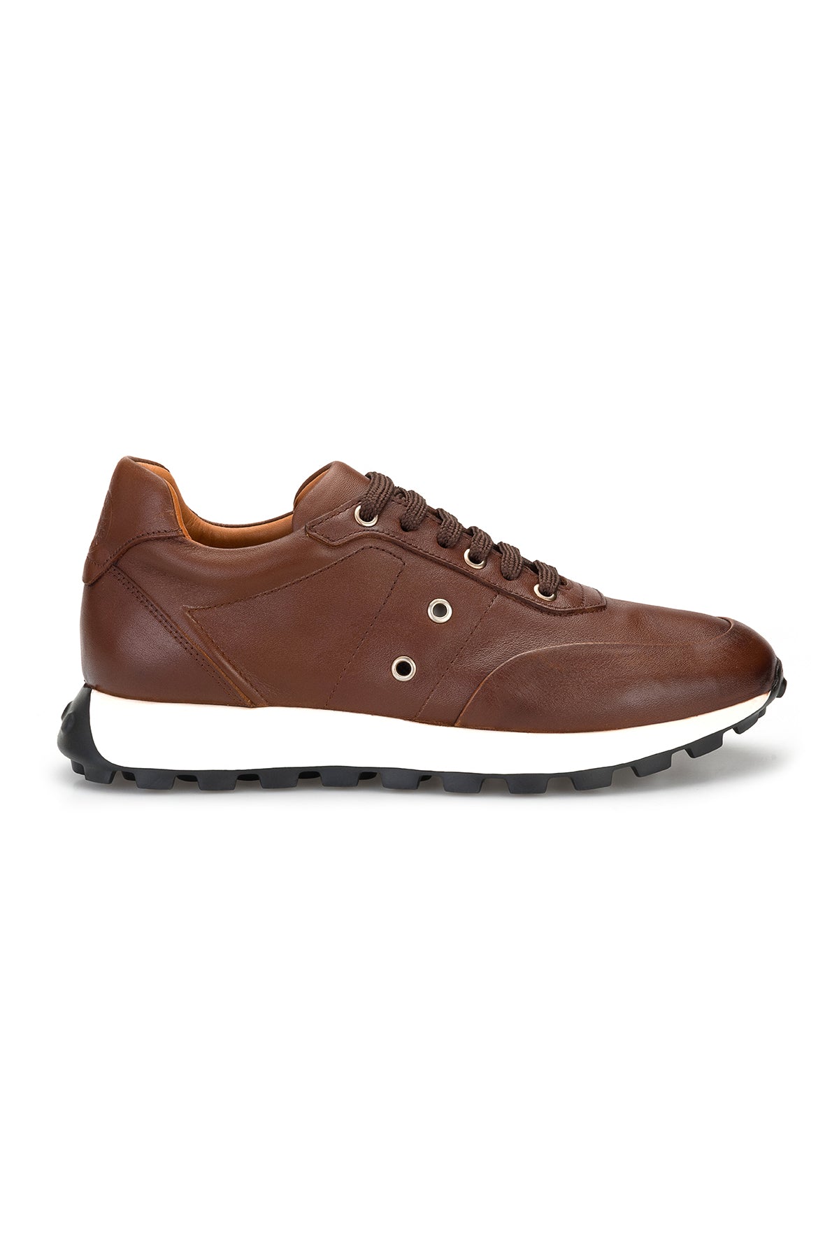 Detail der Schnürung: feine, schwarze Schnürsenkel auf dem hellbraunen Soft‑Leder‑Sneaker