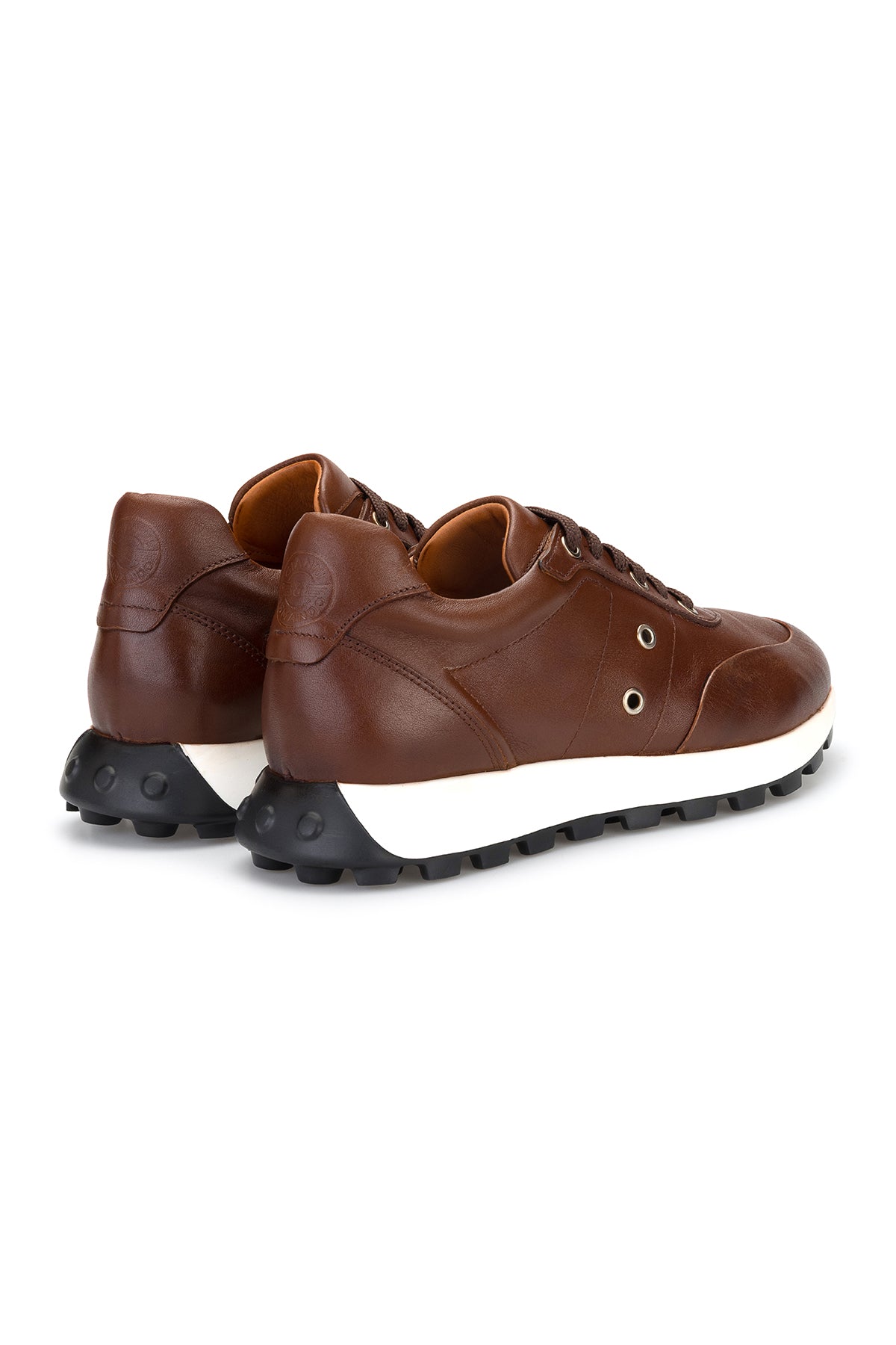 Rückansicht eines hellbraunen Soft‑Leder‑Sneakers, zeigt die geschlossene Rückseite mit feinem Detail