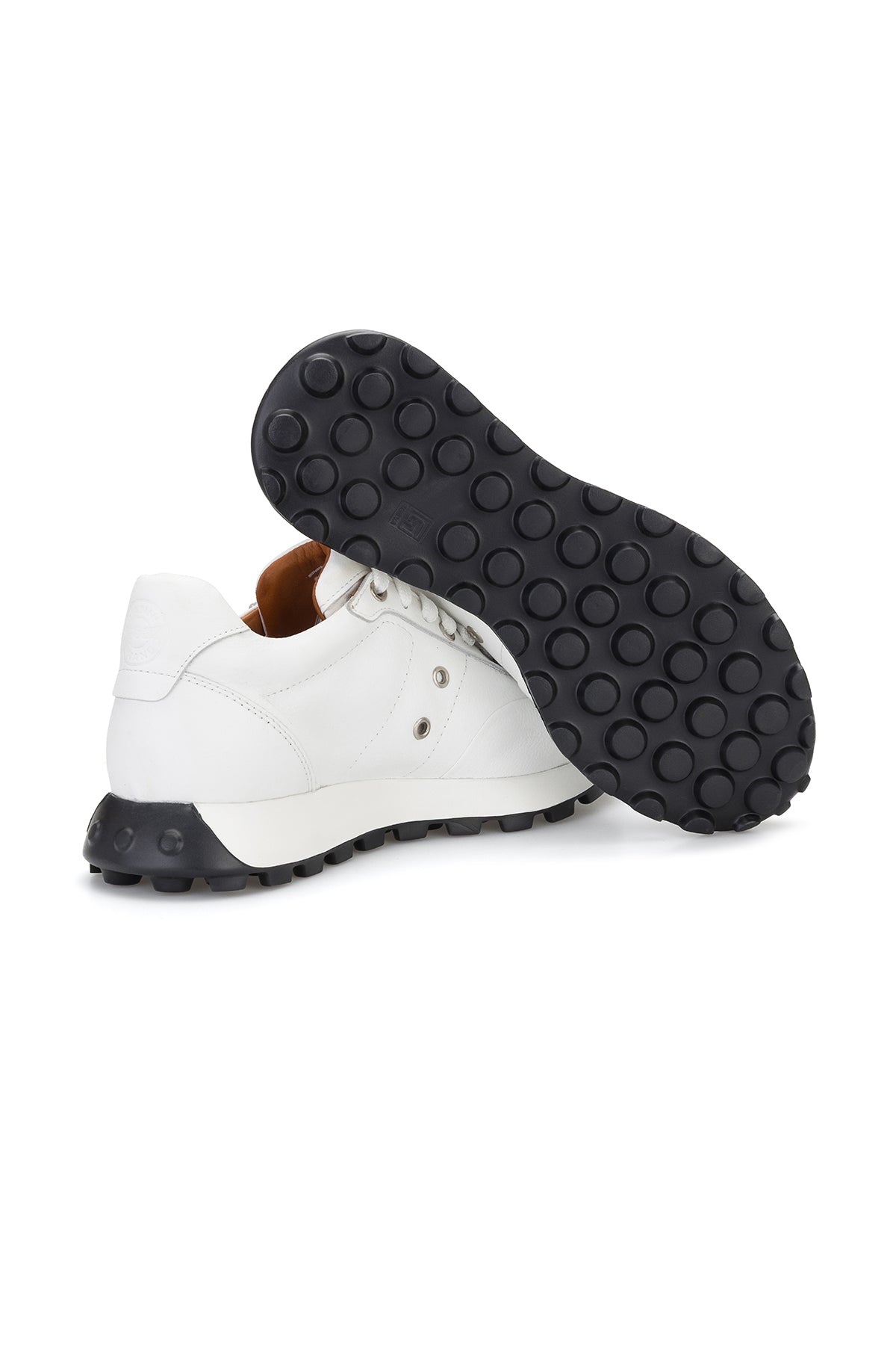 Schuh im Alltagsszenario, getragen an einem modernen Stadtweg, vermittelt Lifestyle.