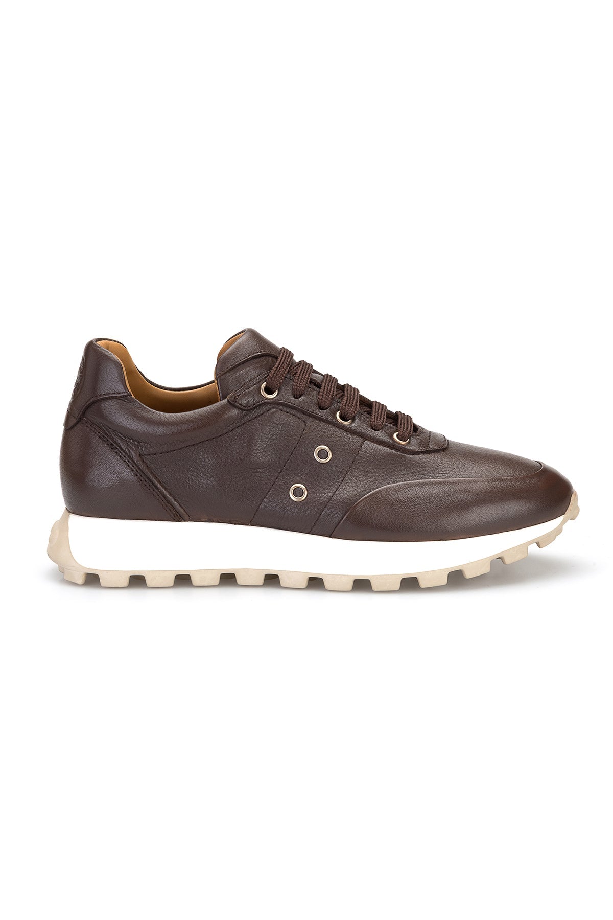 Sneakers au quotidien – portées à une terrasse de café ensoleillée à Zurich.