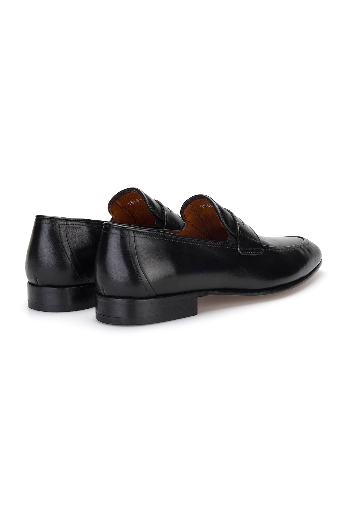 Schlüpfer auf stilvoller Holztischplatte – Präsentation des eleganten Schuhdesigns